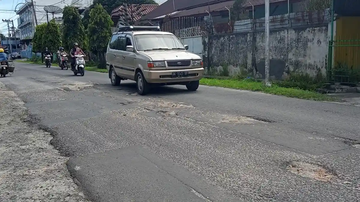 Warga di Siantar Timbun Sendiri Jalan Rusak Parah, DPRD Minta Pemko Segera Buat Anggaran