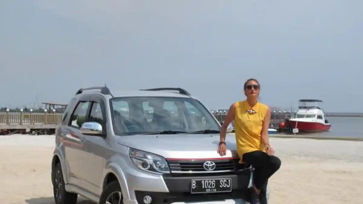Di Labuan Bajo, Nadine Chandrawinata Dapat Curhatan dari Penyu. Netizen pun Sedih!