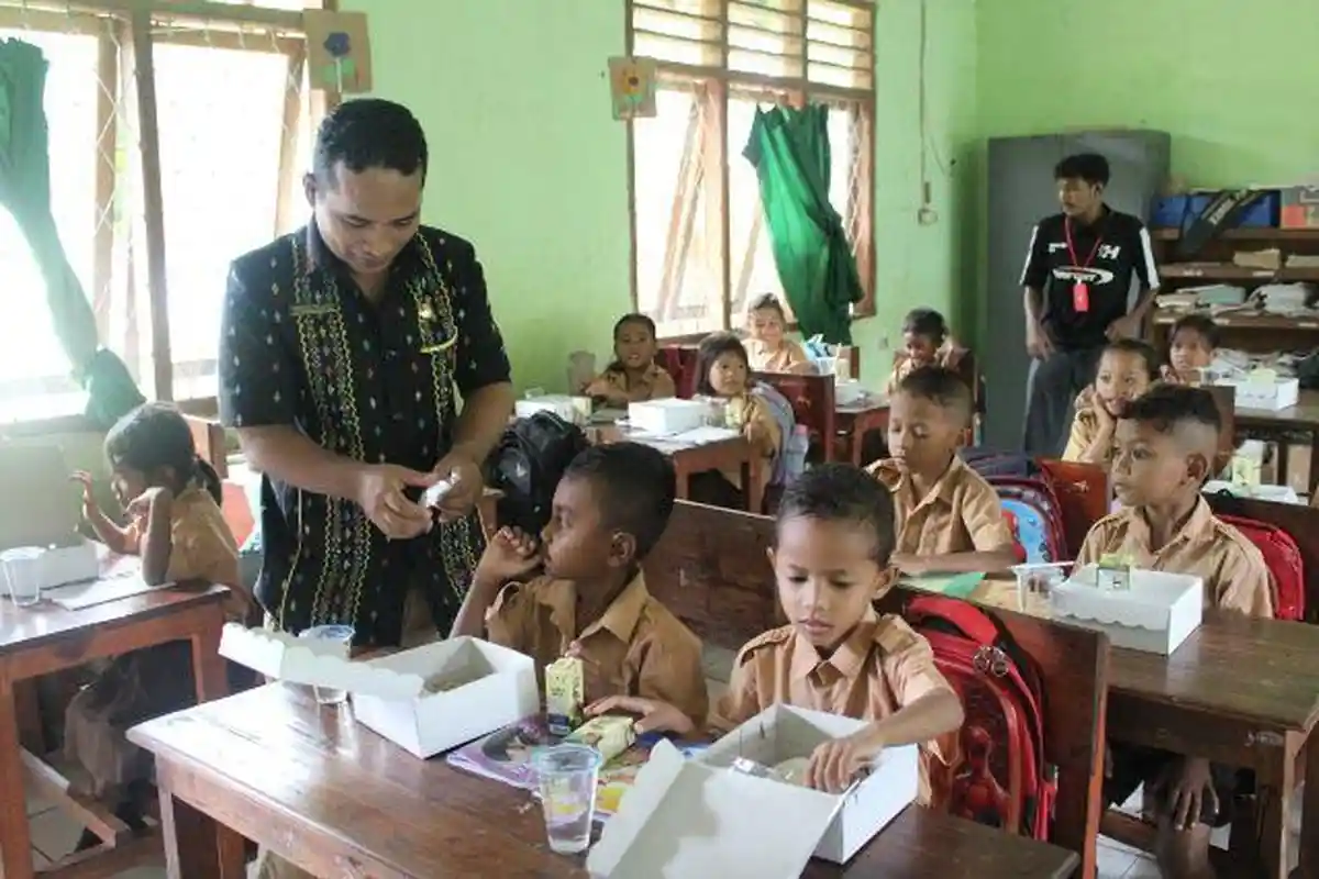Hari Bhakti Imigrasi ke-75, Imigrasi Labuan Bajo Beri Makanan Sehat ke Anak Sekolah