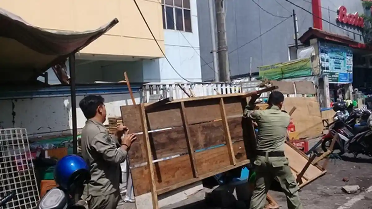 Satpol PP Manado Tertibkan Lapak Liar Didepan Jumbo Swalayan