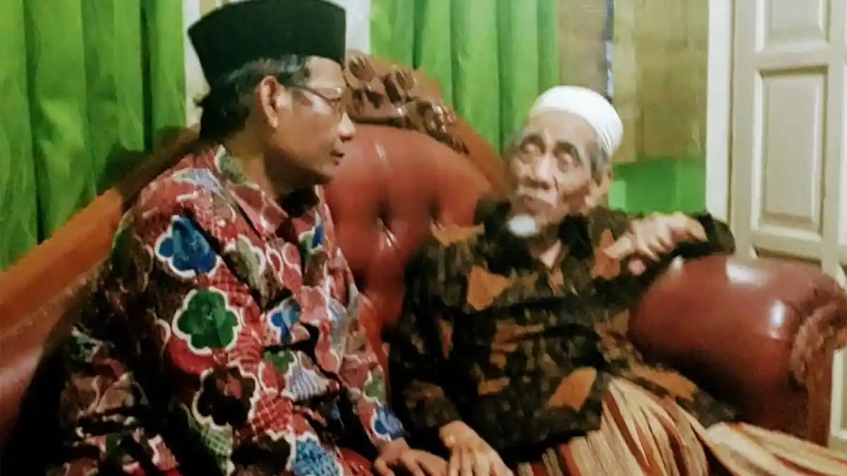 Mahfud MD Jenguk Kiai Maimoen Zubair di Rembang