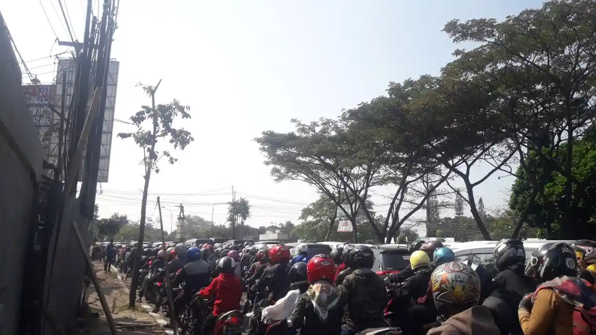 Hari Kedua Lebaran, Bundaran Cibiru ke Arah Cileunyi Macet Parah