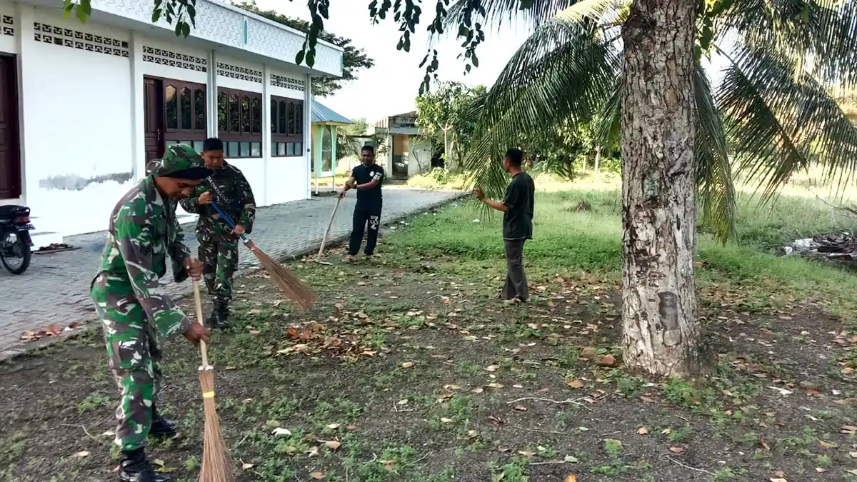 Koramil Peukan Bada Bersama Masyarakat Bersihkan Masjid