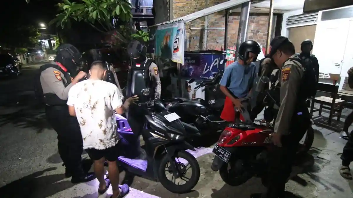 Aparat Polresta Balikpapan Bubarkan Balap Liar di Gunung Pasir dan Islamic Centre, Amankan 6 Motor