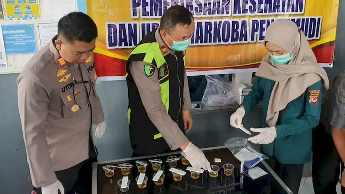 Jelang Arus Mudik, Puluhan Sopir Bus di Kabupaten Cirebon Dites Urine