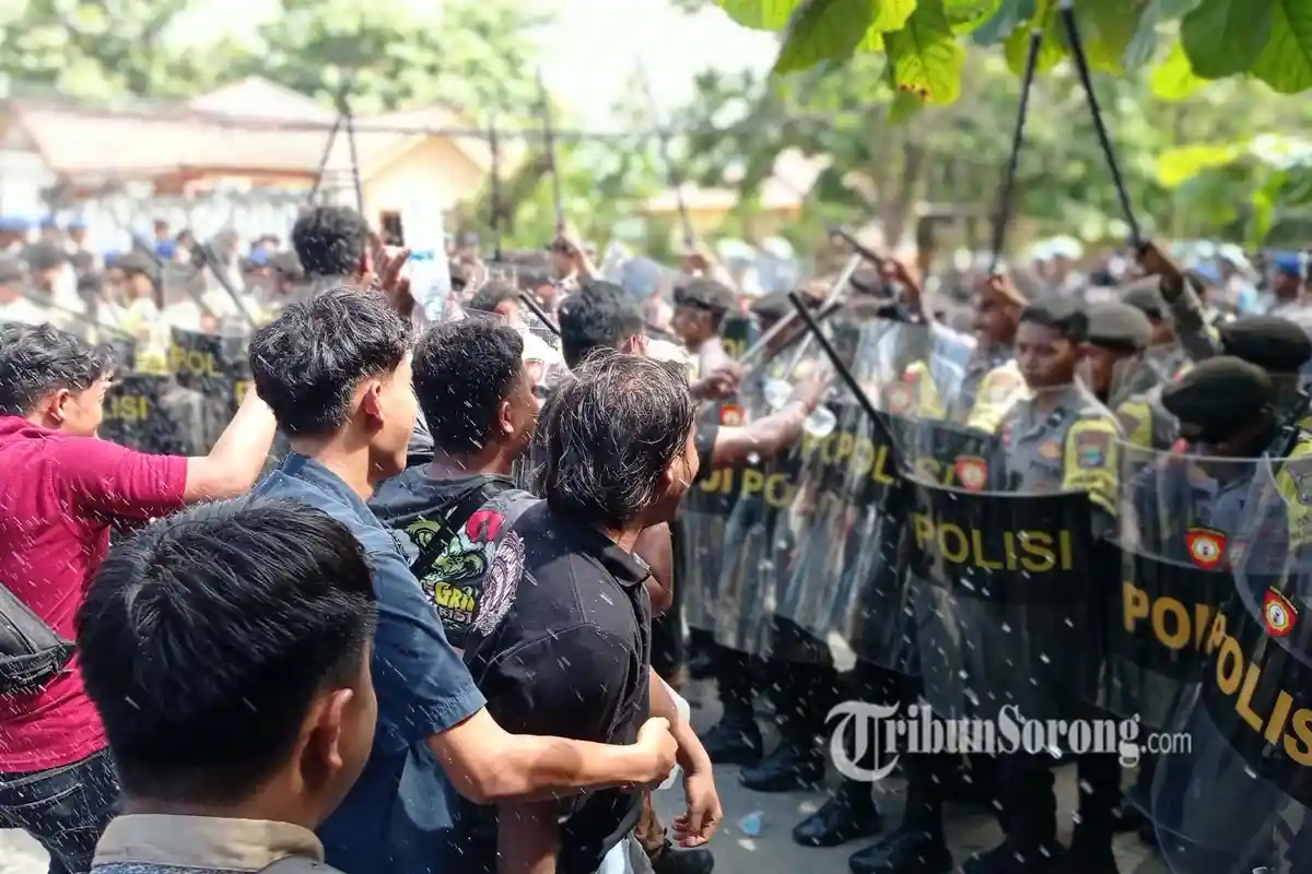 Ricuh di Kantor KPU Papua Barat Daya, Simulasi Kepolisian Hadapi Demo  
