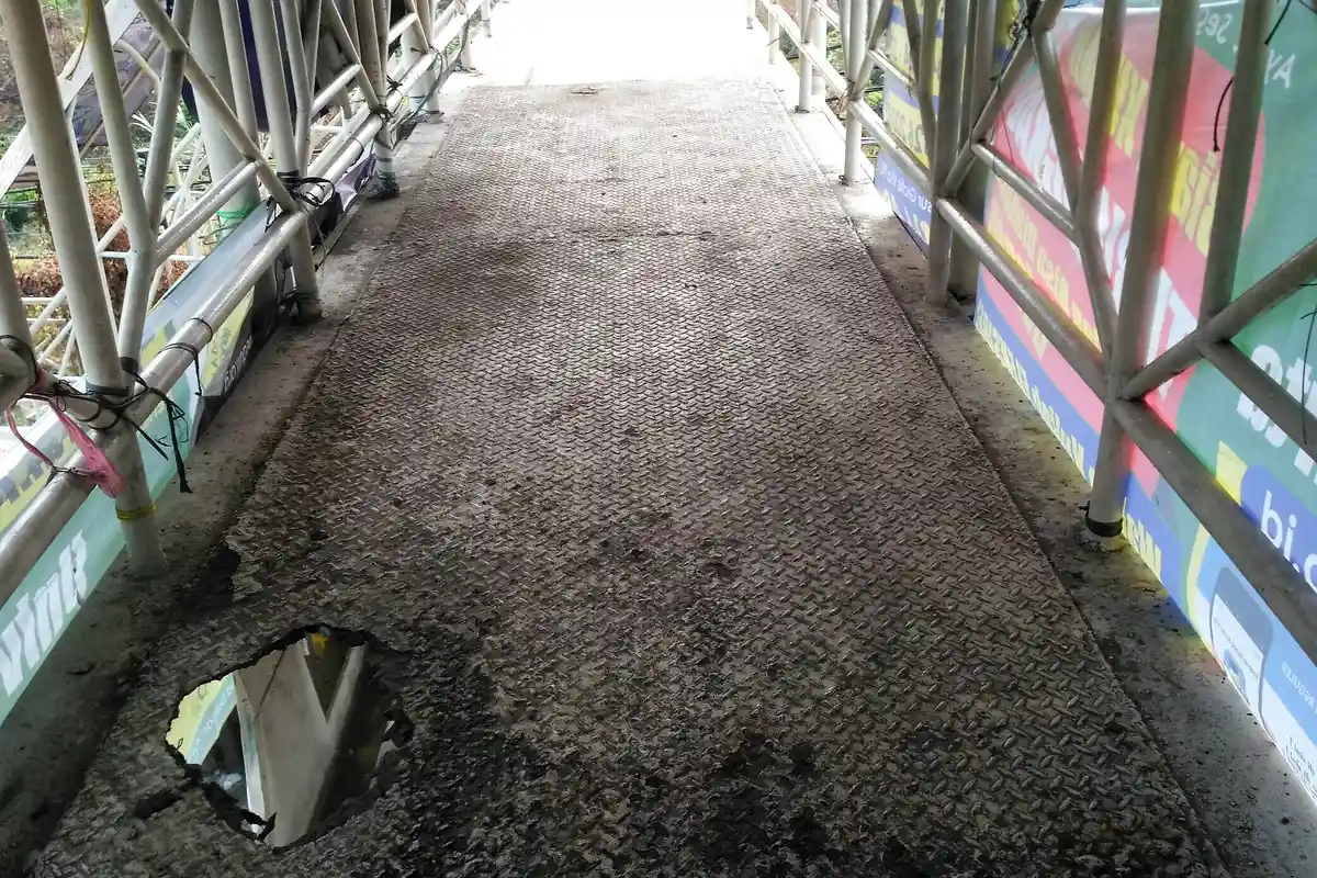 Karatan, Keropos dan Bolong, Begini Kondisi Memprihatinkan JPO di Jalan Juanda Ciputat