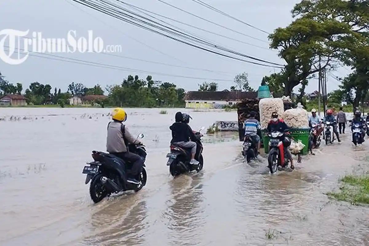 Banjir di Cawas Klaten : Rendam SD dan Jalan Cawas-Pedan, Pengendara Sampai Jatuh & Motornya Mogok