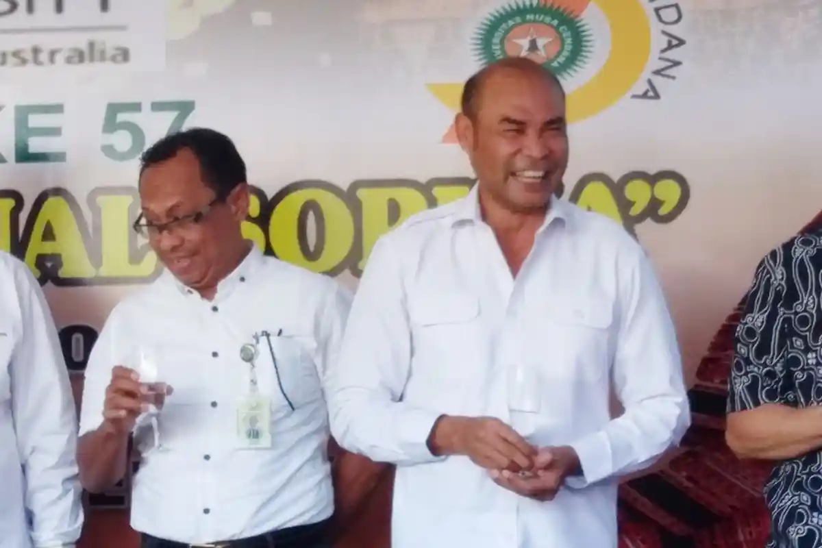 Gubernur Viktor Laiskodat Minum Minuman Keras Khas NTT, Sophia dan Langsung Beri Jempol