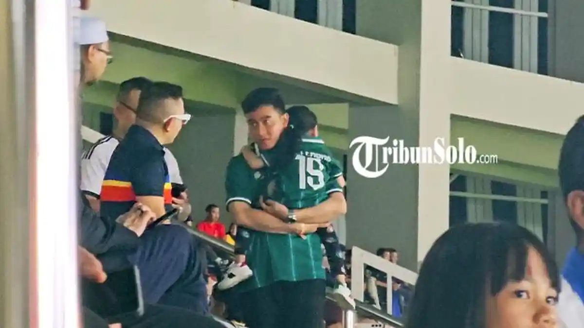 Pakai Jersey Persebaya, Gibran Datang Nonton Final Piala Dunia U-17, Ajak Keluarganya