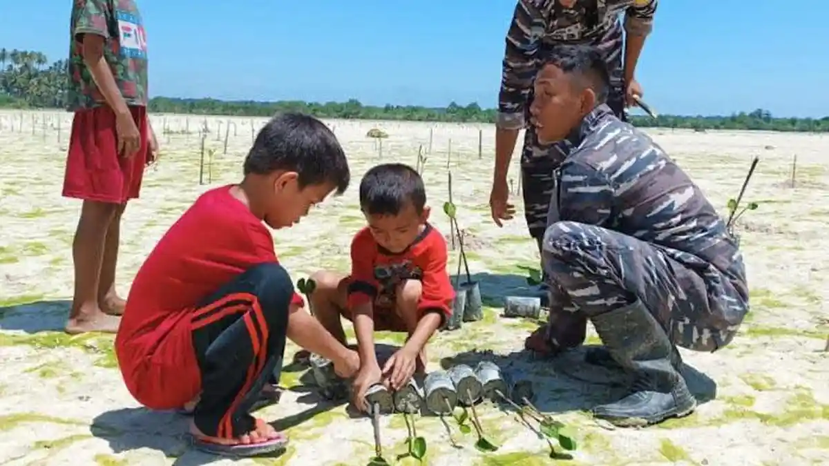 TNI AL Simeulue Hijaukan Pantai Desa Labuhan Bakti dengan Mangrove