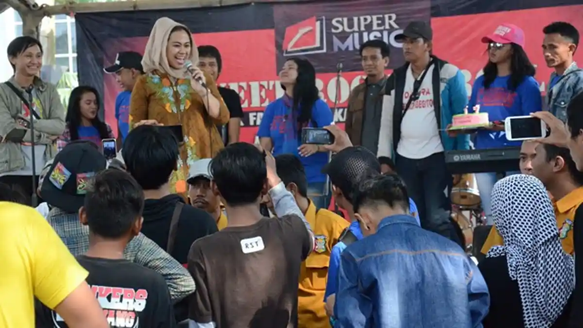 Bupati Cantik Hadiri Ultah Slanker Karawang