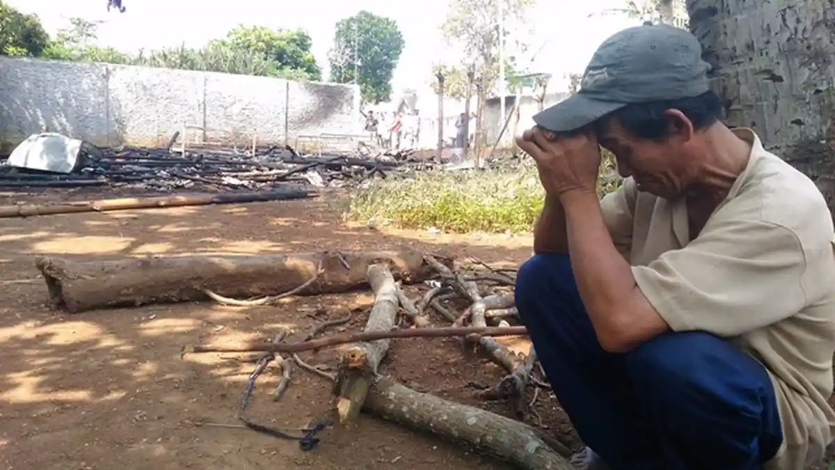 Lamri Hanya Bisa Ratapi Puing-puing Rumahnya yang Terbakar