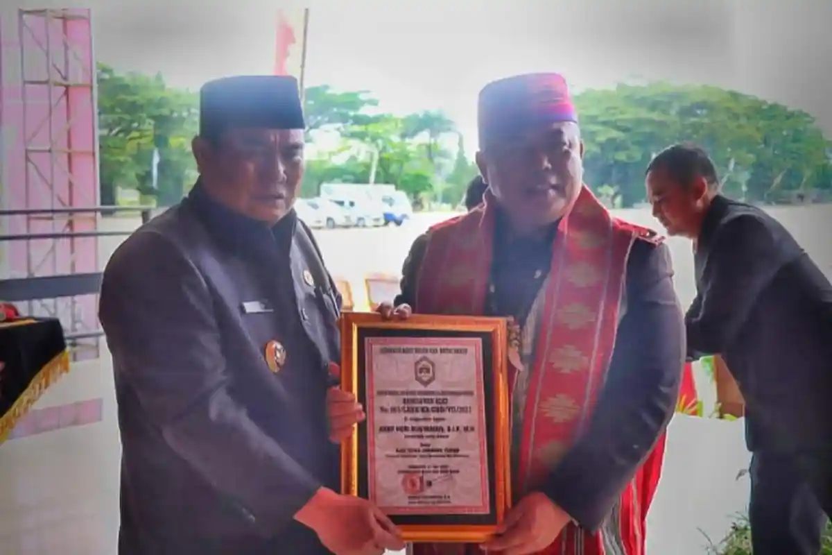 Ada Apa di Balik Gelar Adat Dayak yang Dianugerahkan kepada Kapolres Kubar dan Jajarannya?