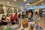 warga-saat-melihat-pemeran-Edu-Eco-Furniture-Village-di-Koffie-Kayutangan-Heritage-Malang.jpg