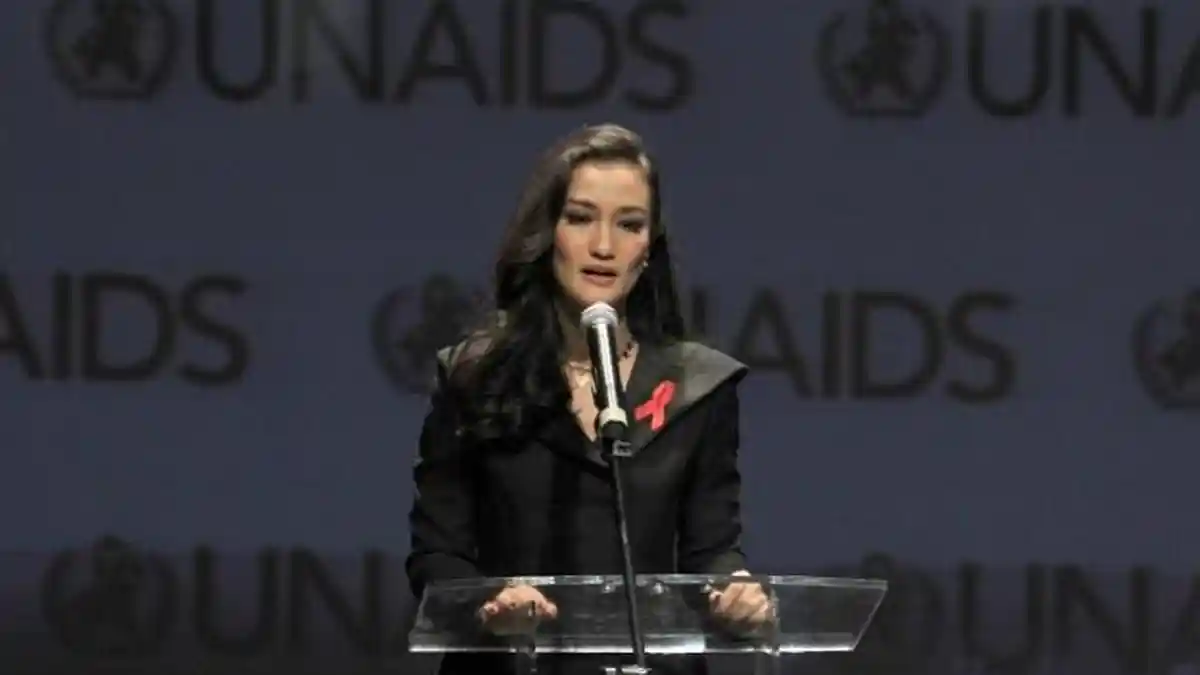 Atiqah Hasiholan Jalani Debut sebagai Sutradara Berkat Status Ambassador UNAIDS Indonesia