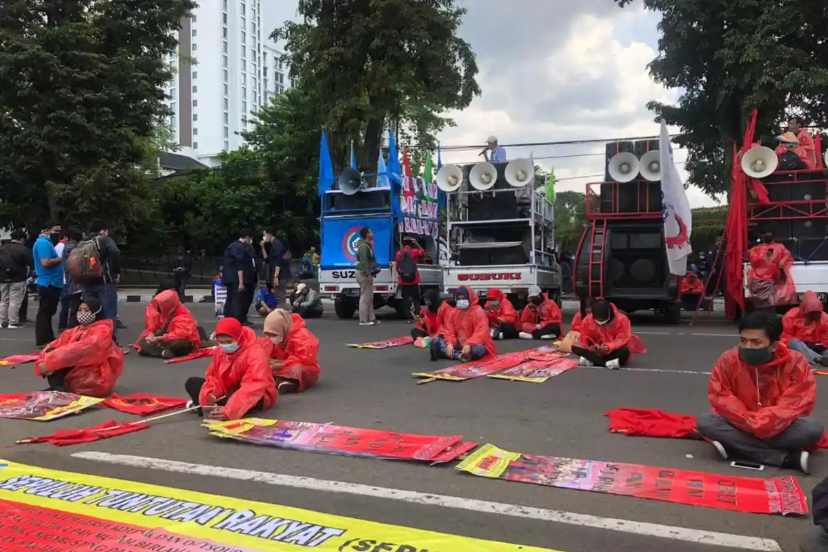 Massa Aksi Pakai APD Saat Unjuk Rasa, yang Tak Patuh Protokol Kesehatan Diminta Pulang