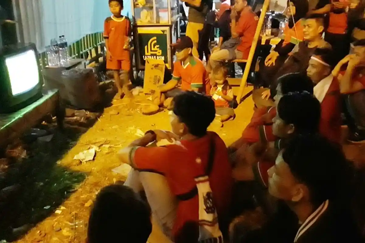 Sejumlah Suporter Terpaksa Nonton di Layar Kaca Meski sudah Jauh-jauh datang Ke Stadion