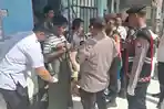 Suasana Razia Mendadak di Rutan Sampang, Lemari Hingga Celah Dinding Kamar Diperiksa