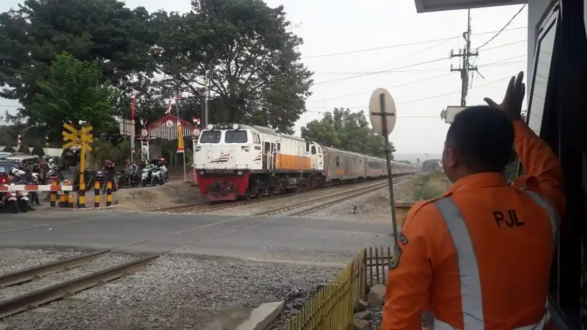 PT KAI Daop 3 Cirebon Ingatkan Hal Ini Sebelum Melewati Perlintasan Kereta Api
