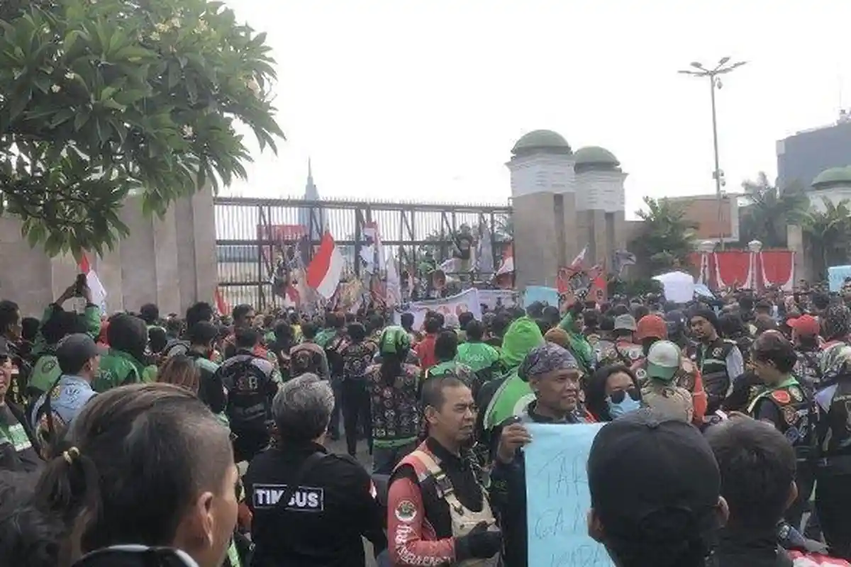 Protes Potongan dari Perusahaan Aplikator, Ribuan Driver Taksi dan Ojek Online Demo ke Istana