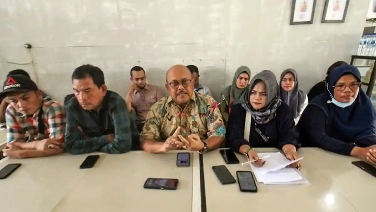 Miftah Menangis di Kantor Disnaker, 14 Karyawan PMI Aceh Utara Dipecat - karyawan-UDD-PMI-Aceh-Utara.jpg