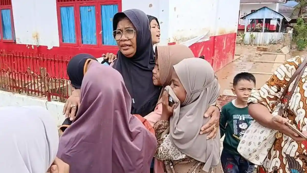 Sekolah Penuh Lumpur setelah Kebanjiran, Siswa SD di Tapteng dan Guru Berpelukan Saling Menguatkan