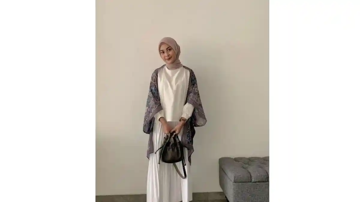 8 Inspirasi Fashion Hijab Rok Ala Selebgram Dianty Anisa, Bikin ...