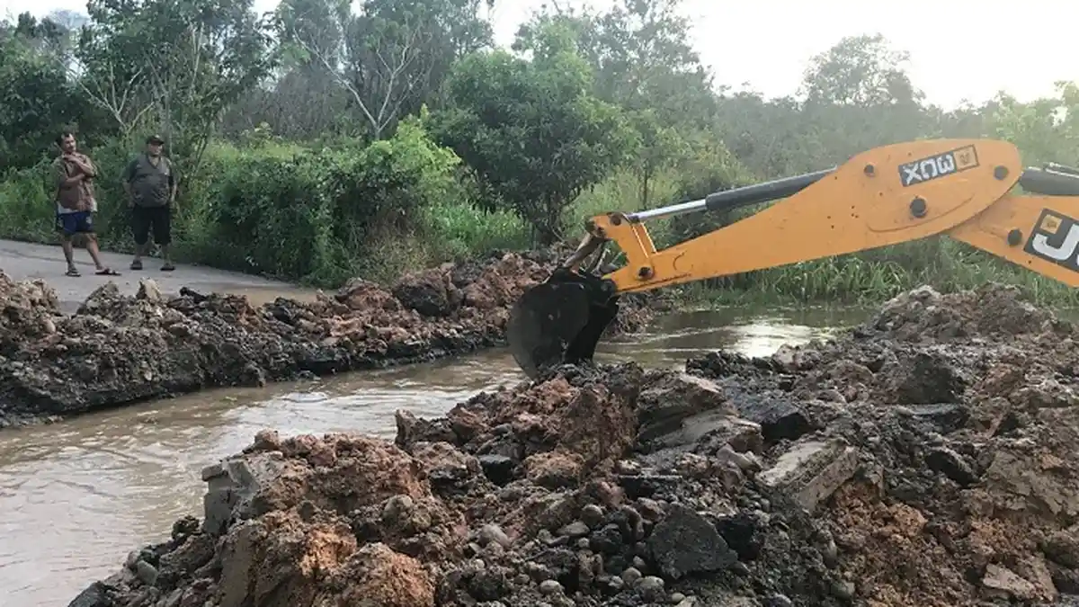 Ekscavator Milik PU Keruk Saluran Buntu di Labuhan Permai Rantau, Begini Reaksi Warga
