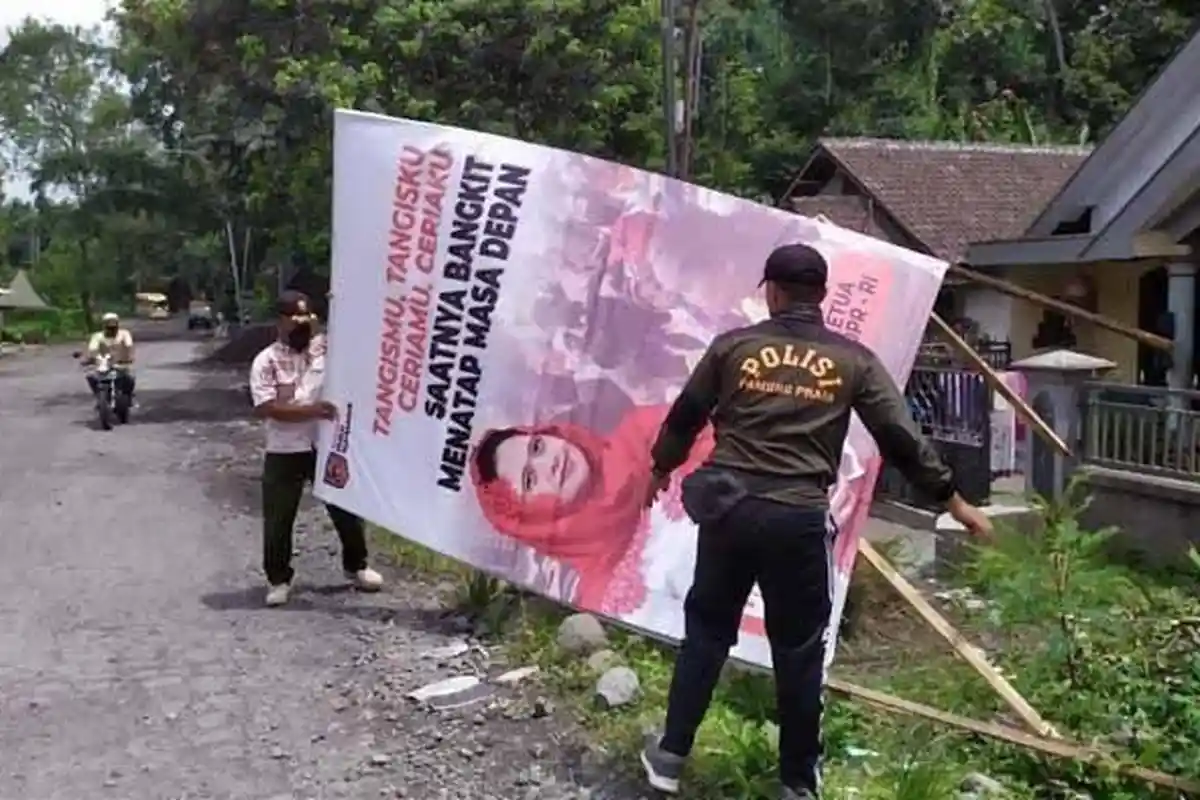 Baliho Raksasa Puan Maharani di Desa Terdampak Erupsi Semeru Akhirnya Dicopot Satpol PP