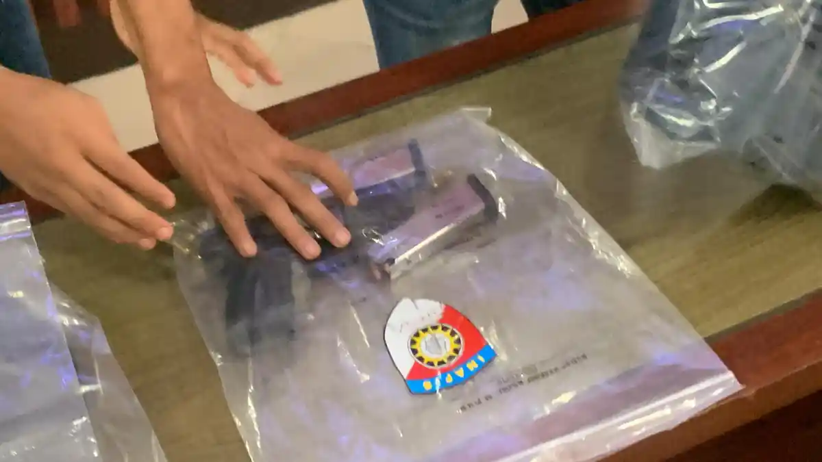 FOTO Senjata Api yang Digunakan AKP Dadang Tembak Kasat Reskrim dan Rumah Kapolres Solok Selatan - Deretan-barang-bukti-yang-dihadirkan-Polda-Sumbar2.jpg