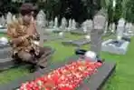 HS DIllon Ziarahi Makam Mertua