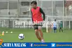 pemain-baru-arema-fc-adam-alis-ikut-latihan-bersama-rekan-setimnya-di-lapangan-bola-asifa_20170102_180502.jpg