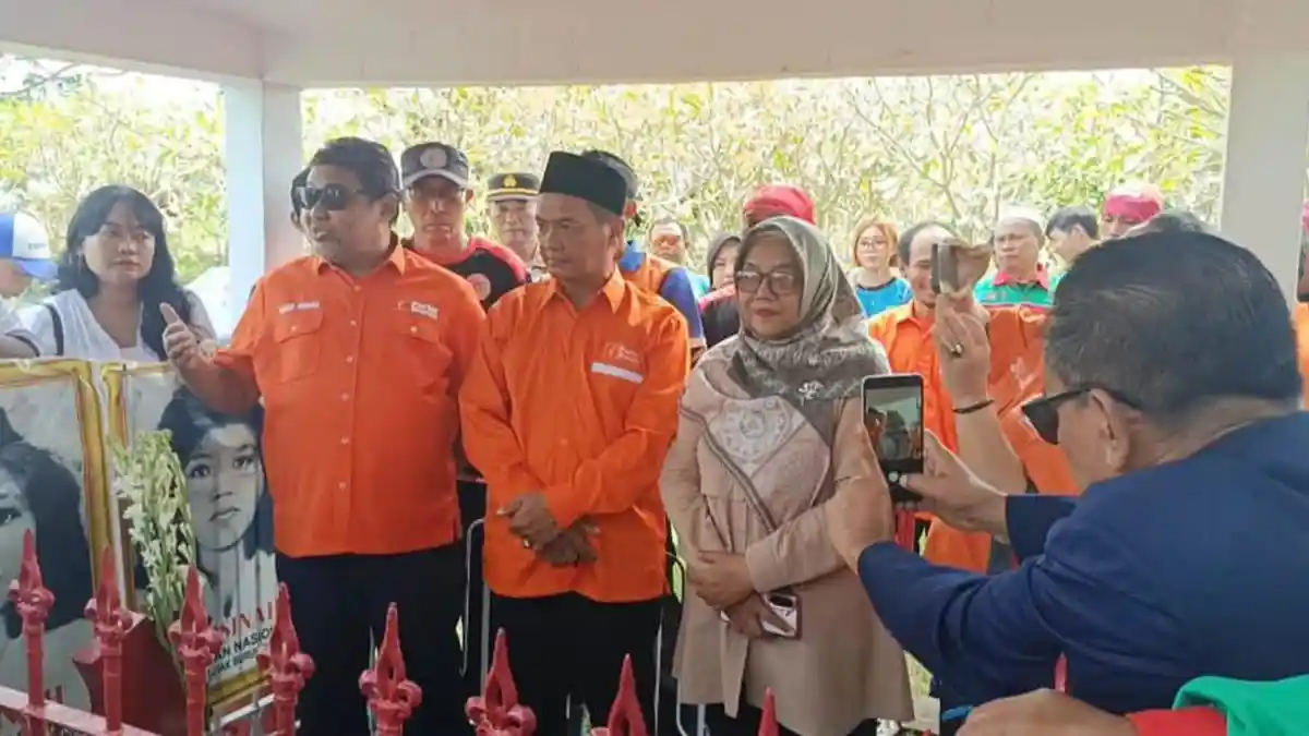 Pengurus Partai Buruh Berziarah ke Makam Marsinah, Bentuk Penghormatan