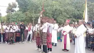 Uskup-Atambua-Mgr-Dominikus-Saku-Pr-memimpin-proses-perarakan-Salib-Yesus.jpg