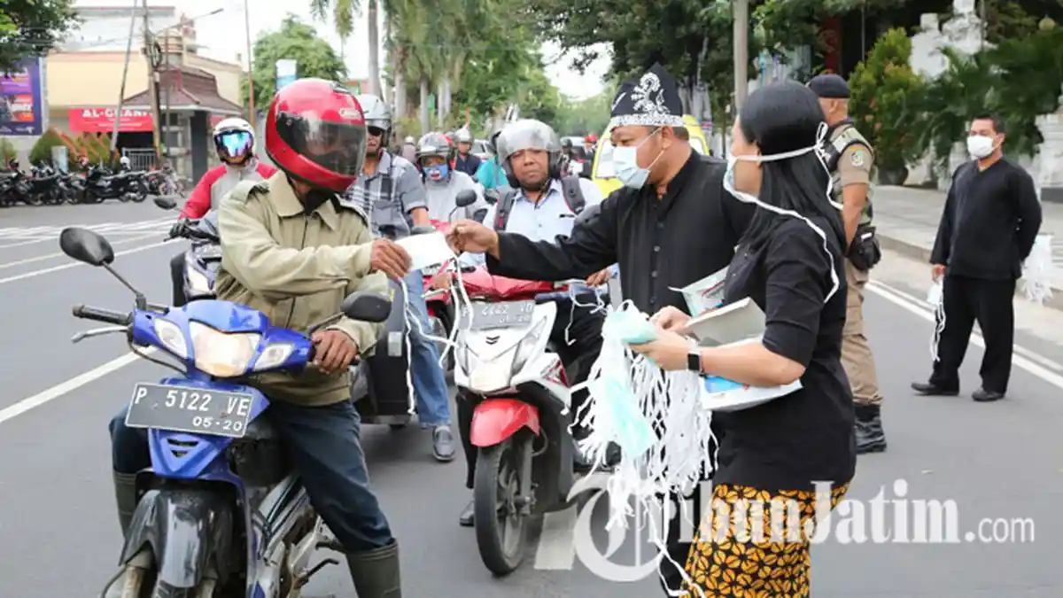 Abu Vulkanik Gunung Agung Menyembur, 8 Ribu Masker Gratis Dibagikan di Banyuwangi