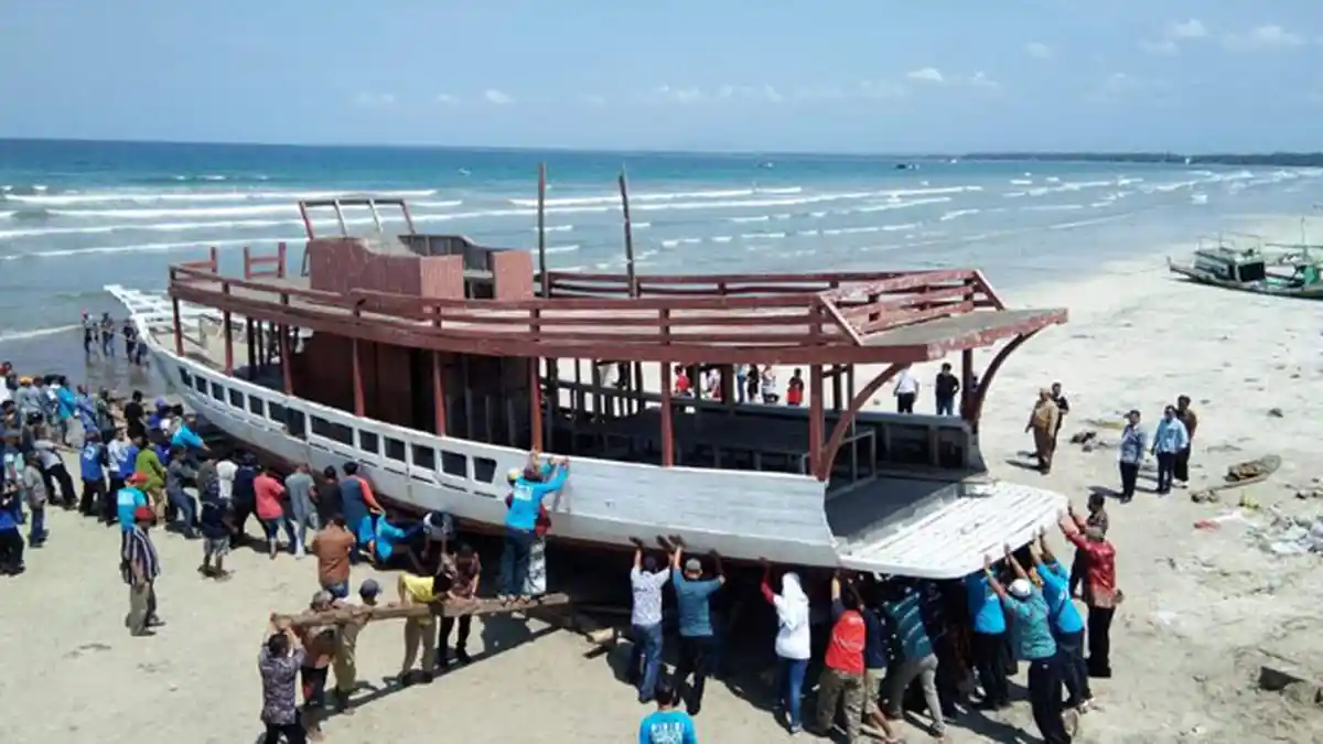 Tradisi Mendorong Kapal Pinisi di Pantai Tana Beru Bulukumba
