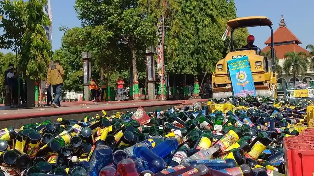Kawasan Alun-alun Simpang Tujuh Kudus Banjir Miras, 11.280 Minol Hasil Razia Dimusnahkan