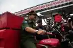Foke Naik Motor Pemadam Kebakaran