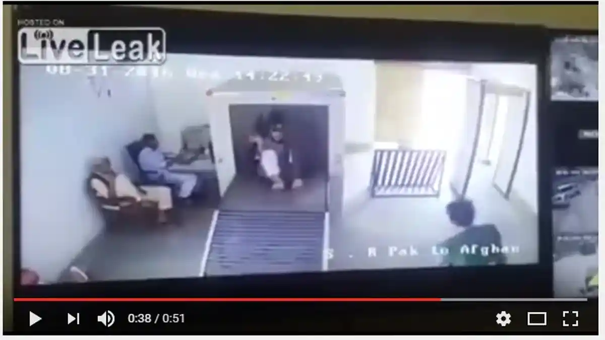 Di Dekat Mesin X-Ray Pria Ini Diminta Letakkan Tas untuk Screening, yang Dilakukannya Tak Terduga