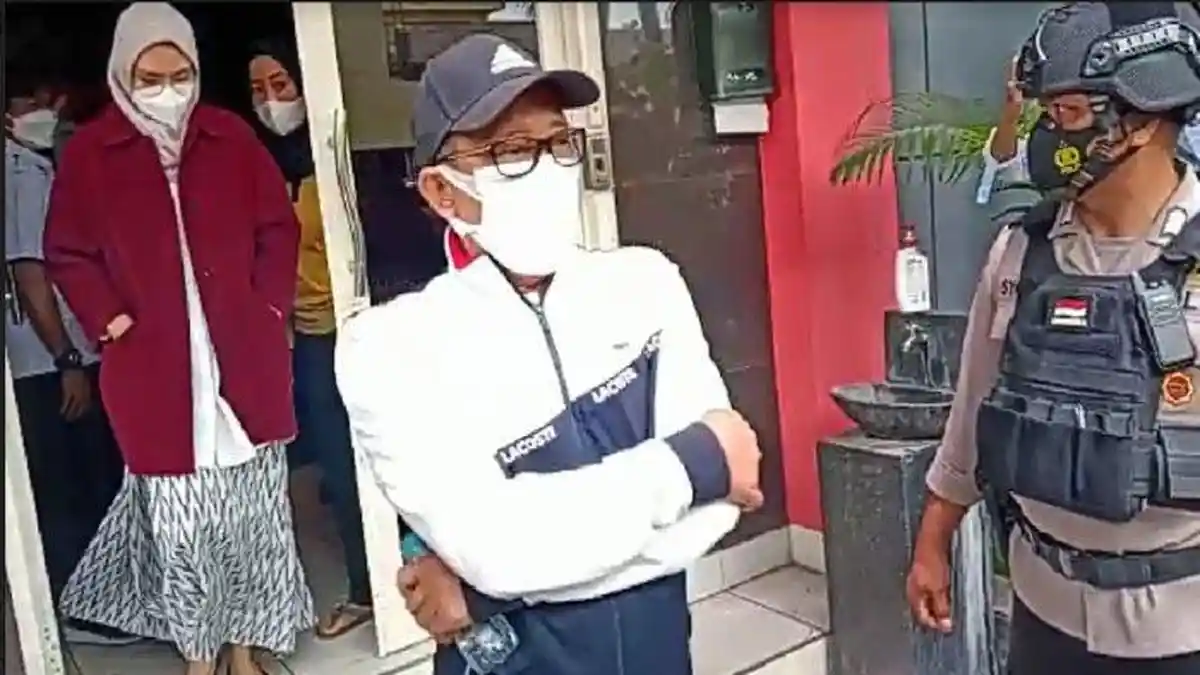 Bupati Probolinggo dan Suami Kena OTT KPK, Pilih Diam saat Menuju Jakarta