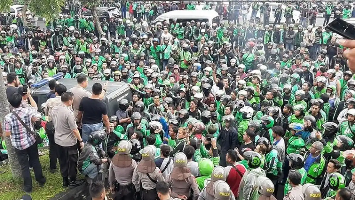 Kronologi Bentrok Ojol Vs Debt Collector, Berawal dari Tarik Motor hingga Perusakan Kantor Leasing