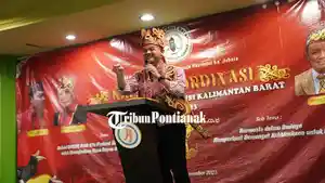 Calon-presiden-Ganjar-Pranowo-mendapat-hadiah25ew.jpg