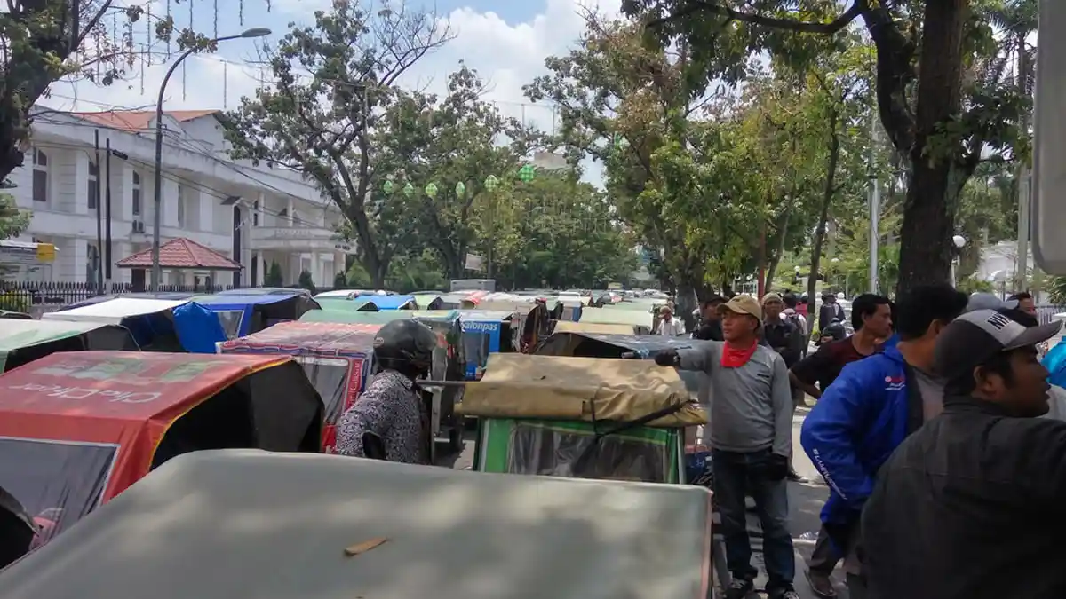 Hindari Kemacetan di Jalan Diponegoro Medan, Ada Ratusan Tukang Becak Berdemonstrasi