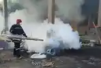 petugas-tengah-melakukan-fogging-untuk-menekan-populasi-dbd.jpg