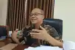Kepala-DP2KBP3A-KSB-Agus-Purnawan-sat-ditemui-di-ruangan-kerja.jpg