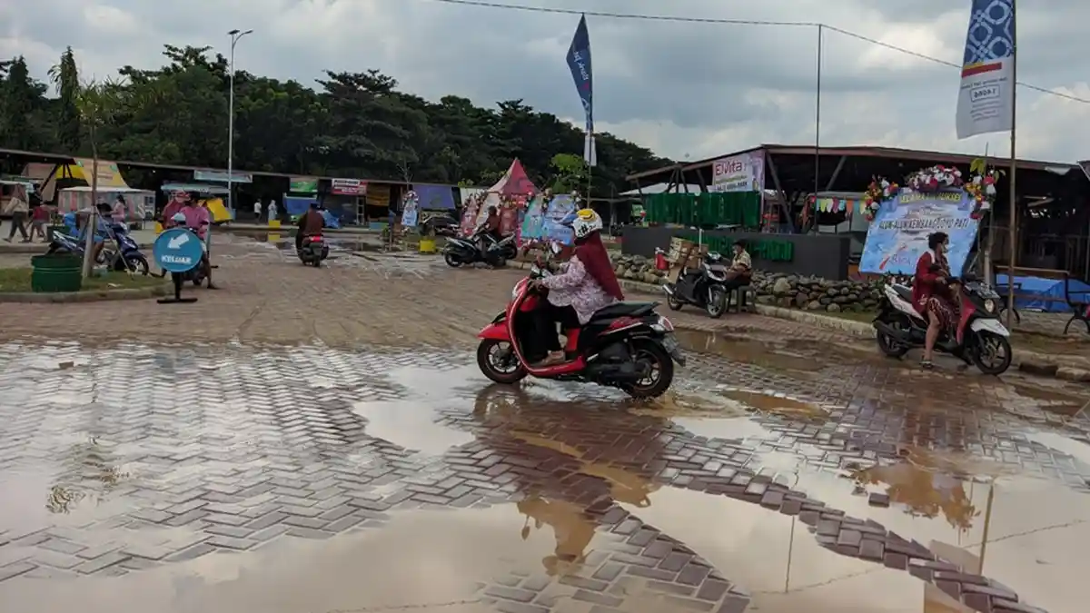 Alun-alun Kembangjoyo Mulai Ramai PKL & Pengunjung, Warga: Sayang Drainasenya Buruk, Becek Semua