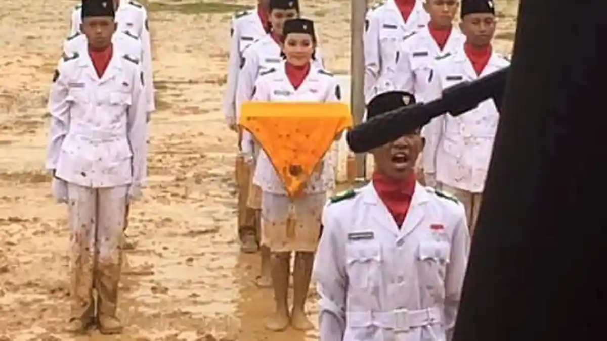 4 Insiden saat Upacara Bendera Hari Ini, Ada yang Paskibranya Belepotan Lumpur
