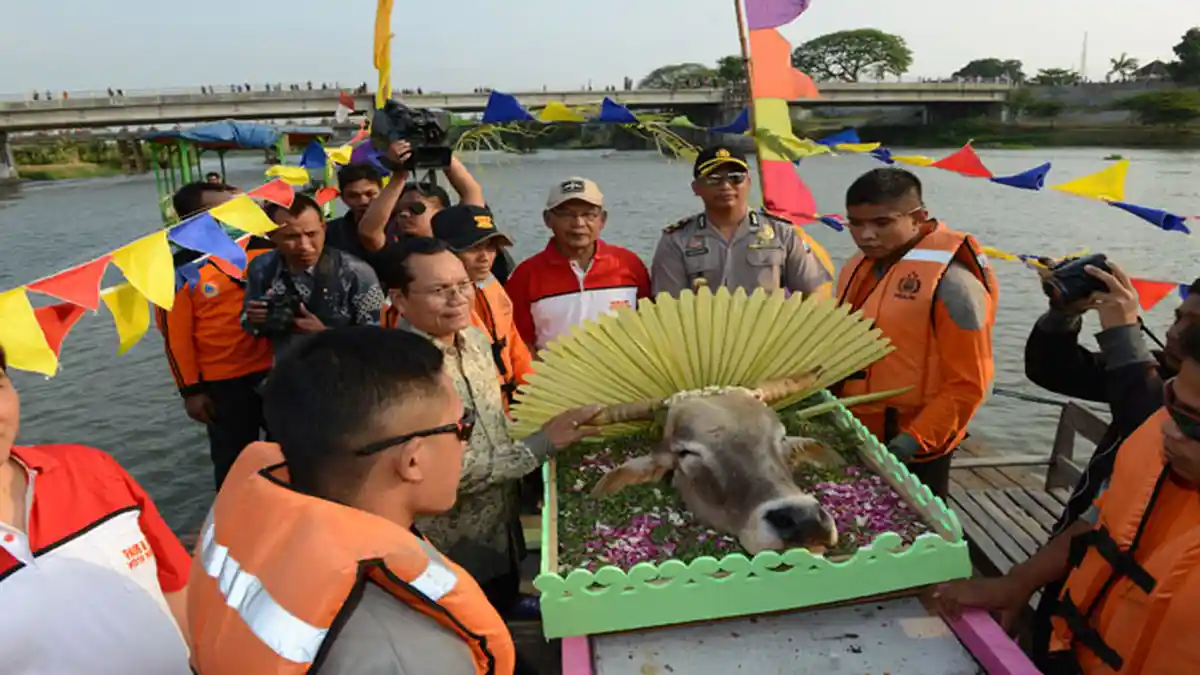 Larung Kepala Sapi Meriahkan HUT Kota Kediri