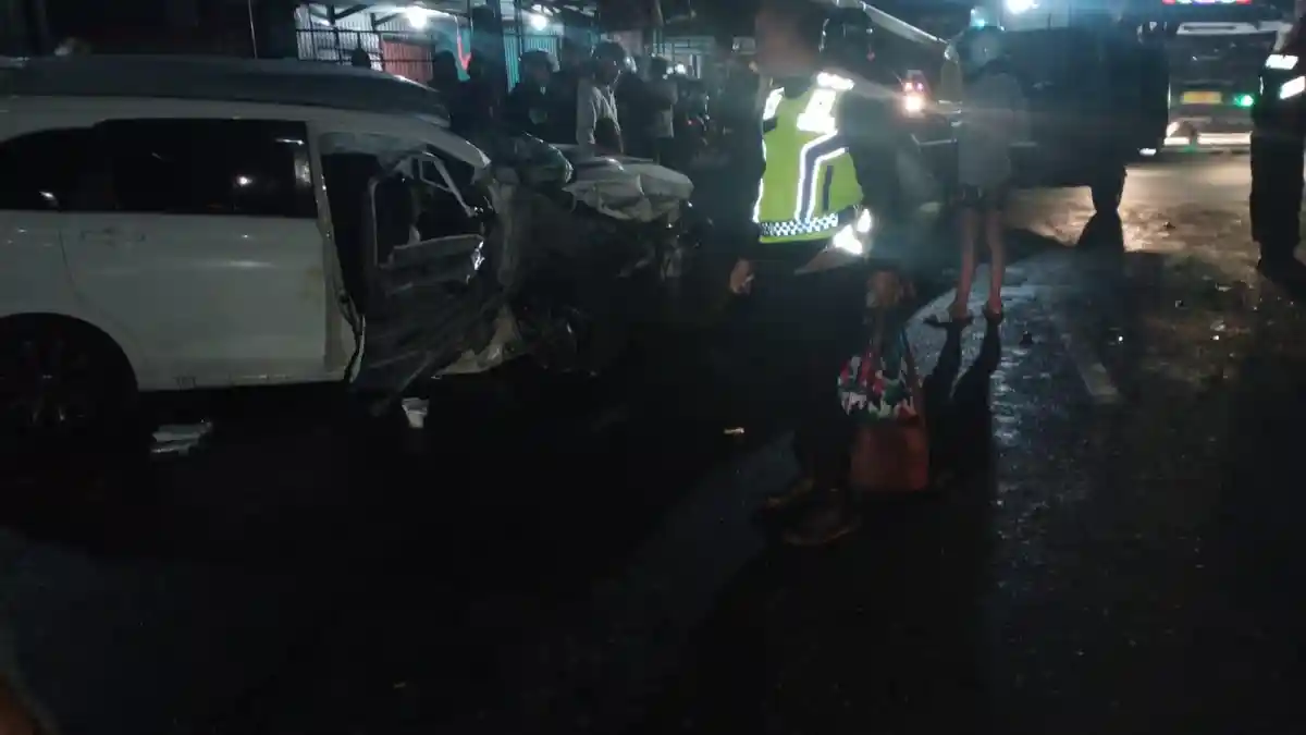 Kecelakaan Maut di Tanjungsari Sumedang, Avanza Hilang Kendali Tabrak Wing Box, 1 Orang Tewas di TKP